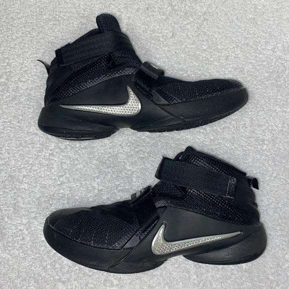 Nike Zoom LeBron James Solider 9 Black Basketball Shoes 776472-001 boys size 1 - Picture 4 of 8
